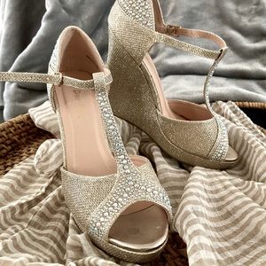 Dream Pairs - Peep-toe high heel platform sandals.